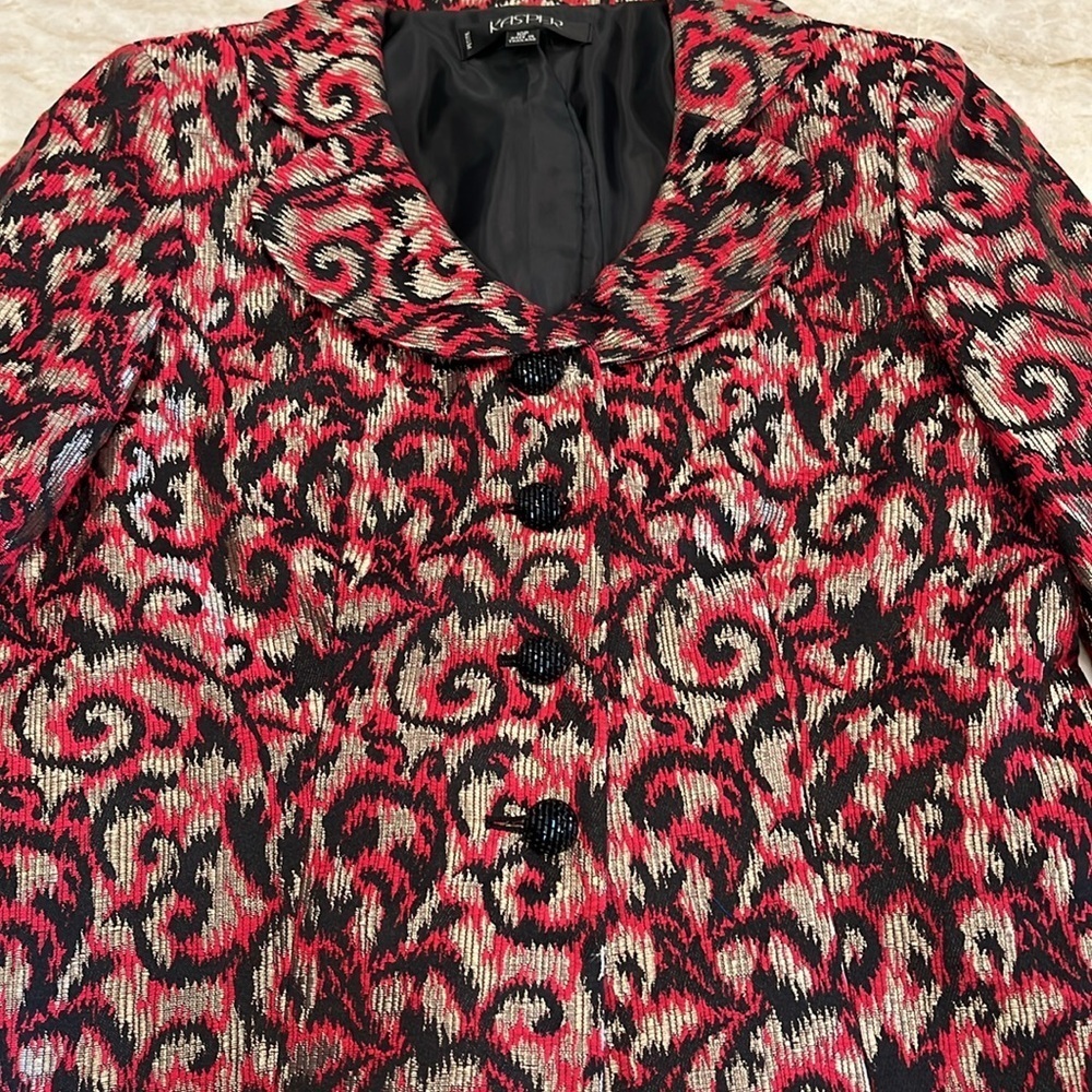 Kasper | Metallic Jacquard‎ Round Lapel Jacket | Red, Black, Gold | Petite 10 - Picture 5 of 13